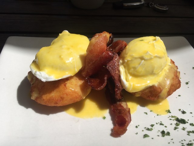 Pastis Eggs Benedict